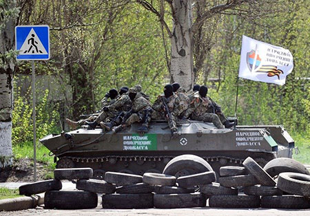 Lực lượng có vũ trang bên ngoài trụ sở cơ quan chính quyền thành phố Slavyansk bị chiếm giữ, ngày 18/4.